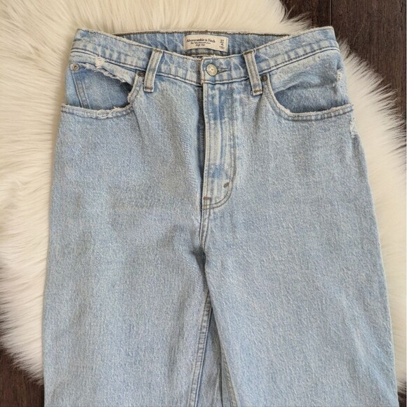 Abercrombie & Fitch The 90s Relaxed Jean High Rise Light Wash 27 / 4S Short - Picture 4 of 7